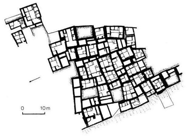 alejandrocsome's tweet photo. Existen varias tipologias de "conjuntos de viviendas" a lo largo de la historia que preceden a la etapa Sovietica.

Por ejemplo las "Çatalhöyük", en la zona de la actual Turquía, por el 7100 a.C. De los primeros qué se conocen, eran casas de adobe, madera y heno. Tantas eran que es considerado esta tipologia una de las primeras ciudades. Pero una ciudad diferente, sin calles. Y casas diferentes, sin puertas. La vida pública se daba en el techo de cada una de las casas pegada a la otra. Se descendia por una escalera al interior y se ventilada e iluminaba por agujeros en desniveles o el mismo techo. Las investigaciones arqueológicas dicen ademas que era una sociedad mas bien igualitaria, sin jerarquías marcadas, con fuerte inclinación a la decoración interior (rudimentaria) y a la simbologia religiosa, tanto era asi que entrrraban a los muertos debajo del piso de cada casa. Imagínense un edificio que es una ciudad, me vuelvo loco.

En un sentido parecido funciono Skara Brae, un asentamiento de 10 casas que estaban semienterradas. Ubicado en la zona de la actual Escocia, tenía muros de gran espesor en piedra, para resistir el viento, el frío, la humedad y, claro, también porque había mucha piedra en la zona. El semienterrado servía para proteger las circulaciones públicas y trabajo diario, ya que todas las casas se interconectaban de forma semisoterradas. En el paisaje, las viviendas solo parecían protuberancias rocosas de la tierra cubiertas por un musgo verde vibrante.

Estas son del periodo neolítico. Asique no, no son sovieticas.

Agrego una mas qué es el ejemplo mas contemporáneo de viviendas afiladas.