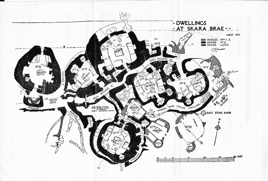 alejandrocsome's tweet photo. Existen varias tipologias de "conjuntos de viviendas" a lo largo de la historia que preceden a la etapa Sovietica.

Por ejemplo las "Çatalhöyük", en la zona de la actual Turquía, por el 7100 a.C. De los primeros qué se conocen, eran casas de adobe, madera y heno. Tantas eran que es considerado esta tipologia una de las primeras ciudades. Pero una ciudad diferente, sin calles. Y casas diferentes, sin puertas. La vida pública se daba en el techo de cada una de las casas pegada a la otra. Se descendia por una escalera al interior y se ventilada e iluminaba por agujeros en desniveles o el mismo techo. Las investigaciones arqueológicas dicen ademas que era una sociedad mas bien igualitaria, sin jerarquías marcadas, con fuerte inclinación a la decoración interior (rudimentaria) y a la simbologia religiosa, tanto era asi que entrrraban a los muertos debajo del piso de cada casa. Imagínense un edificio que es una ciudad, me vuelvo loco.

En un sentido parecido funciono Skara Brae, un asentamiento de 10 casas que estaban semienterradas. Ubicado en la zona de la actual Escocia, tenía muros de gran espesor en piedra, para resistir el viento, el frío, la humedad y, claro, también porque había mucha piedra en la zona. El semienterrado servía para proteger las circulaciones públicas y trabajo diario, ya que todas las casas se interconectaban de forma semisoterradas. En el paisaje, las viviendas solo parecían protuberancias rocosas de la tierra cubiertas por un musgo verde vibrante.

Estas son del periodo neolítico. Asique no, no son sovieticas.

Agrego una mas qué es el ejemplo mas contemporáneo de viviendas afiladas.