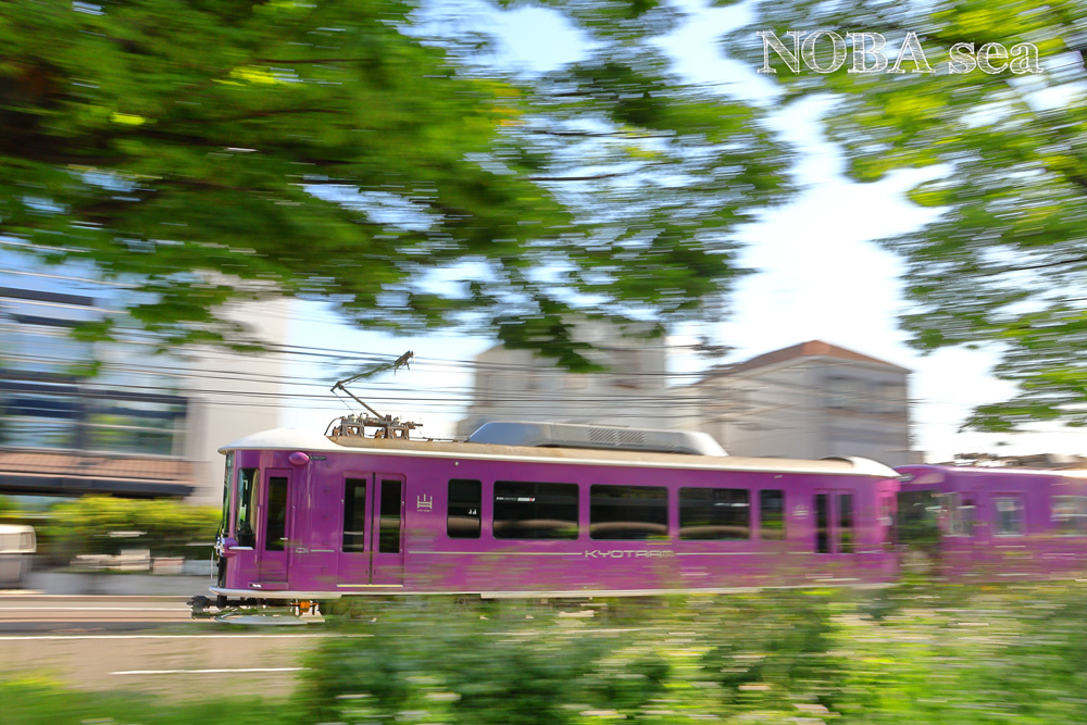 tabicafe_kyoto's tweet photo. 2026/5/27ブログ画像
https://t.co/m9FTzj5xqd 
初夏の三条通をKYOTRAMモボ1形が疾走してゆく。
気持ち良く、流し撮りが決まりました。

＃KYOTRAM ＃嵐電 #鉄道を撮影できることに感謝 https://t.co/m1QOl9sZ5I