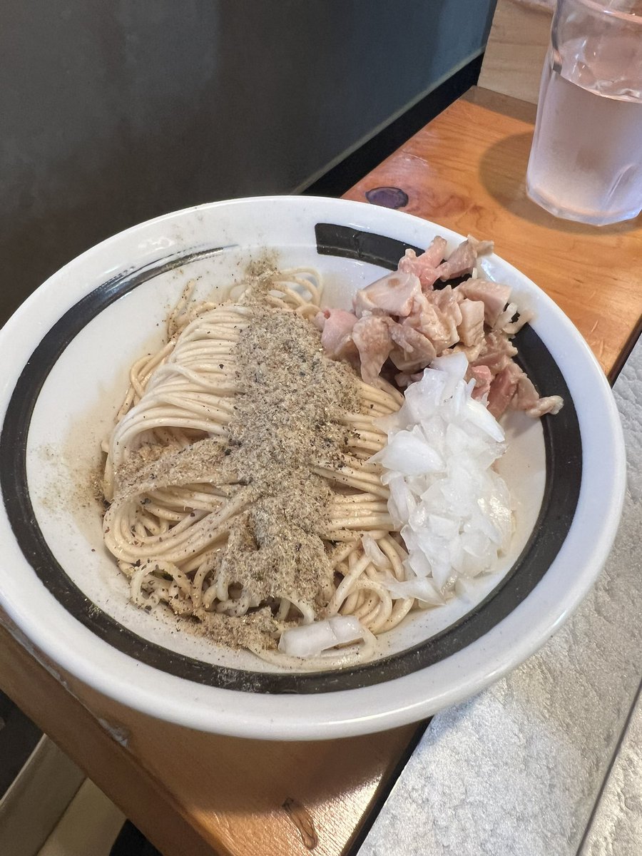jirijirl09's tweet photo. 店員のお姉さん、推しメンに少し似てて2度見した🍜
#ramenn
#niji https://t.co/t0l5aMbMIX