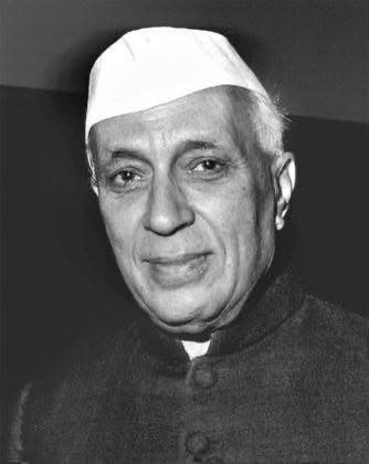 TheTribhuvan's tweet photo. जनसत्ता के कोलकाता और चंडीगढ़ संस्करण के संपादक रहे और बेबाकी से लिखने वाले सुविख्यात पत्रकार शंभुनाथ शुक्ल बड़ा ही सुंदर और चुटीला लिखते हैं। आज उन्होंने फेसबुक पर पंडित जवाहरलाल नेहरू का एक संस्मरण लिखा है, जो बहुत ही पठनीय है। पढ़िए :

नेहरू को मैंने नहीं देखा!
नेहरू जी जिस दिन मरे, उसी दिन मेरा रिजल्ट आया था। मैं पाँचवीं कक्षा के बोर्ड इम्तिहान में पास हो गया था और छठे दरजे के लिए कानपुर में तब के एक अव्वल स्कूल नगर महापालिका गांधी स्मारक इंटर कालेज, गोविंद नगर में मुझे प्रवेश मिल गया था। मैं उसके एडमिशन टेस्ट में भी पास हो गया था और कालेज के सूचना पट्ट पर 40 छात्रों की जो सूची लगी थी उस पर मेरा भी नाम था। यह बताने के लिए मैं घर की तरफ भागा। लेकिन घर आकर देखा कि पिताजी खुद घर पर हैं और उदास-से हैं। मैंने उनकी उदासी को अनदेखा करते हुए कहा पिताजी मैं पास हो गया। मगर पिताजी कुछ नहीं बोले। मैंने फिर कहा लिस्ट में मेरा नाम है, पर पिताजी फिर चुप। तब मैंने पूछा क्या हुआ? पिताजी ने बताया कि चाचा नेहरू नहीं रहे। अम्माँ सुबक रही थीं और दादी भी। आसपास के सारे लोग रो रहे थे। वहां पंजाबियों की बस्ती थी मगर वे भी उदास थे। हालांकि पंजाबी नेहरू जी को पसंद नहीं करते थे। 

बाहर आकर देखा कि नीलम की झाई से लेकर बाबा बस्तीराम तक सब पूछ रहे थे कि रेडियो किस के पास है। पर पूरे छह ब्लाक में किसी के पास रेडियो नहीं। तब हम सब बी ब्लाक स्थित एक शुक्ला जी के घर को भागे। शुक्ला जी वहां एक इंटर कालेज में फिजिक्स के लेक्चरर थे और उनके घर पर रेडियो से लगातार सूचनाएं प्रसारित हो रही थीं। उनके घर के बाहर मेला लगा था। ठठ के ठठ लोग जुटे थे और रो रहे थे। हम वहां शाम तक रहे और सबके सब चुपचाप आंसू बहाते वहां बैठे रहे। सूचना आई कि तमिलनाडु में एक औरत ने आत्मदाह कर लिया। 

कुछ लोगों को भरोसा ही नहीं हो रहा था कि अब देश का क्या होगा। तब किसी ने नहीं कहा कि उनकी बेटी तो है। सब यह सोच रहे थे कि देश फिर गुलाम हो जाएगा क्योंकि एक ऐसा आदमी चला गया जिसका कोई जोड़ीदार नहीं था। देर रात हम लौटे। मां तब तक जाग रही थीं। 

पिताजी को छोड़कर किसी ने नेहरू जी को देखा नहीं था लेकिन नेहरू का नाम ही सबको सिहरा देता था। मरे आदमी को जीवन दे सकता था। नेहरू जी मर गए, नेहरू जी मर सकते थे, ऐसा सोचना भी असंभव लग रहा था। इसके बाद नेहरू जी अंत्येष्टि और उनकी अस्थियों का संगम में प्रवाह देखने हेतु लोग इलाहाबाद गए। पिताजी मुझे तब पहली बार संगम ले गए थे। वहां की भीड़ देखकर लगा कि महाकुंभ शायद ऐसा ही होता होगा। आज नेहरू जी को दिवंगत हुए 62 साल हो गए। 

केंद्र सरकार नेहरू जी की स्मृति में एक सरकारी स्तर पर आयोजन करे। भले वे कांग्रेस पार्टी के रहे हों मगर नेहरू जी वह प्रधानमंत्री थे, जिन्होंने कभी भी जनसंघ (जो बाद में भारतीय जनता पार्टी बनी) को नेस्तनाबूद करने की तमन्ना नहीं की। उलटे 1957 में जनसंघ के युवा सांसद अटलबिहारी वाजपेयी ‘भारत की विदेश नीति’ पर अपना ओजस्वी भाषण देकर जब अपनी सीट पर बैठे तो प्रधानमंत्री पंडित नेहरू ने उनकी वक्तृता की प्रशंसा की। अभिभूत वाजपेयी ने उनके पैर छुये, तो उन्होंने भविष्यवाणी की थी कि यह युवा सांसद एक दिन देश का प्रधानमंत्री बनेगा। उन ब्राह्मण पंडित नेहरू की भविष्यवाणी सच निकली। अटल जी ने भी नेहरू की बेटी को देवी दुर्गा बताया था। उस विभूति को याद करना चाहिए जो आज के भारत का भाग्यविधाता था। 
#JawaharLalNehru #पंडितजवाहरलालनेहरू #पंडित_जवाहर_लाल_नेहरू #जवाहरलाल_नेहरू #नेहरू #प्रथम_प्रधानमंत्री #प्रथमप्रधानमंत्री #आधुनिकभारत #आधुनिकभारतकेनिर्माता
