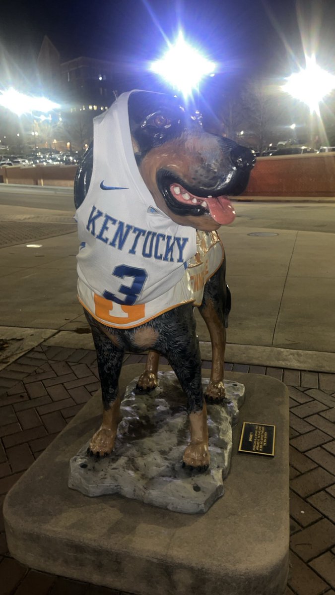 denzelapplebees's tweet photo. Ur on the fucking clock Tennessee. I hate all of you. If you’re a Tennessee fan and you see a fucking beast of a guy walking around in Chappell hill on Friday in a Kentucky hat and an ECU shirt do yourself a favor and don’t approach him. It will get dangerous and there’ll B probs https://t.co/pPaYqLv4eJ