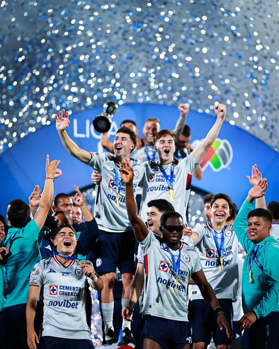 YAAELPH's tweet photo. Oigan me dijeron que les subiera más fotos por aquí, así que descárguenlas. 📸💙

#cruzazul #CruzAzulCampeón #futbolmexicano https://t.co/gzgtiYp5hm