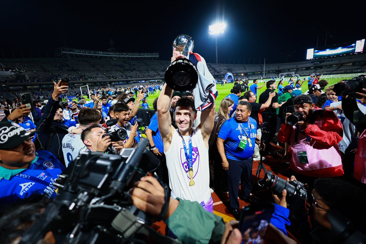 YAAELPH's tweet photo. Oigan me dijeron que les subiera más fotos por aquí, así que descárguenlas. 📸💙

#cruzazul #CruzAzulCampeón #futbolmexicano https://t.co/gzgtiYp5hm
