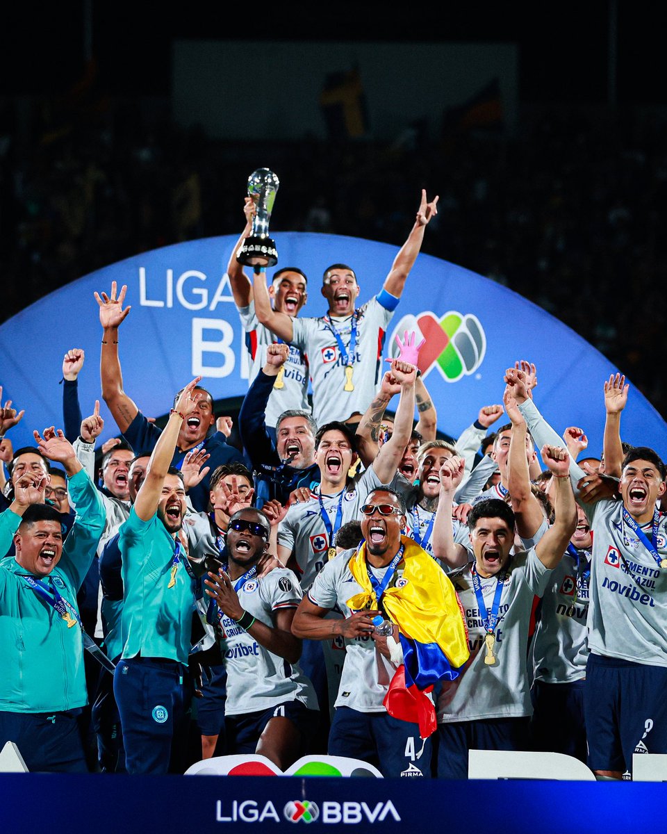 YAAELPH's tweet photo. Oigan me dijeron que les subiera más fotos por aquí, así que descárguenlas. 📸💙

#cruzazul #CruzAzulCampeón #futbolmexicano https://t.co/gzgtiYp5hm