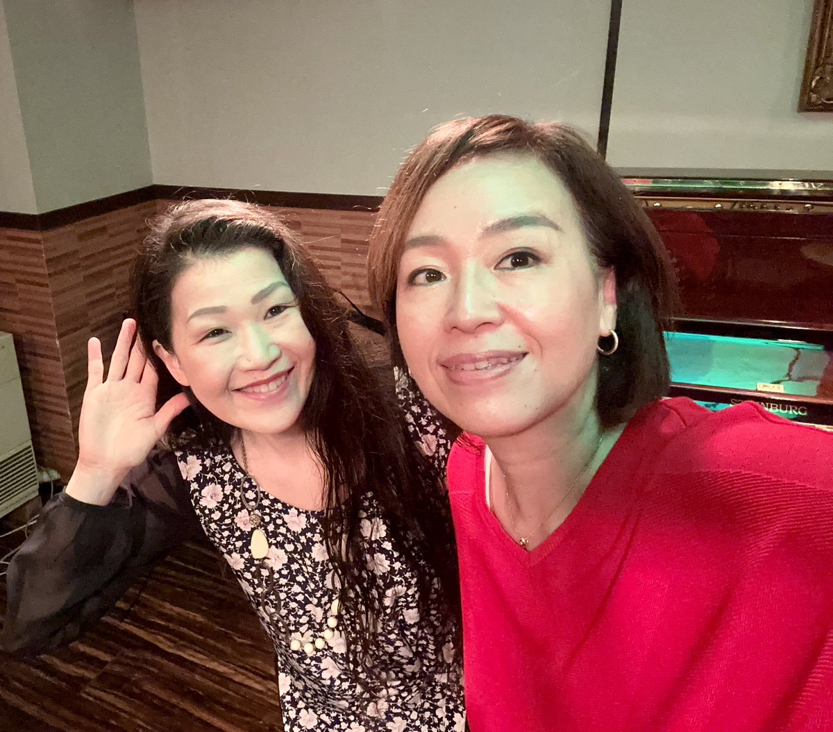 utadeco's tweet photo. いくたさんと、詩duo@谷4グラバー邸にて
この季節もグラバー邸最高だ〜🍀
是非遊びに来てください。
次回は9月に。きっとこの頃も夕陽が綺麗。🌇
音合わせをちょっと https://t.co/7eqklG33s1