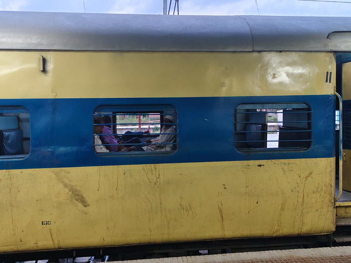 Nkerailfan's tweet photo. NKE–MFP सेक्शन में रात्रि ट्रेन सेवा शुरू करने हेतु हार्दिक धन्यवाद ।
@srdcmspj @spjdivn @Srdomspj @chg_hjp 
यह हमारी लंबे समय से चली आ रही मांग थी।
यात्रियों की सुविधा एवं ट्रेन ट्रैकिंग को आसान बनाने के लिए कृपया इस ट्रेन का  गाड़ी संख्या  जारी करने की कृपा करें। https://t.co/aAnUWmpd6H
