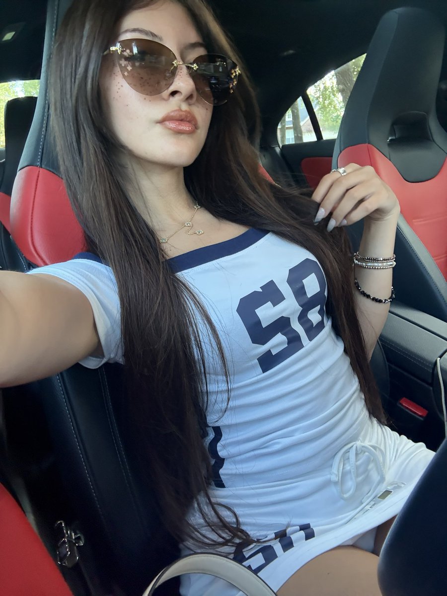 greedyinluv's tweet photo. Which weak simp will be the first to reimburse my hair appointment? 😏 https://t.co/alMJIhEkaS