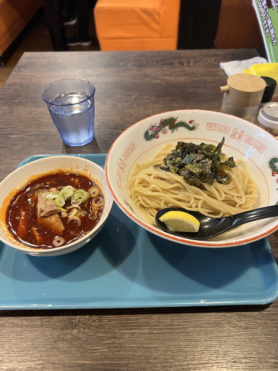 sco_pub's tweet photo. 火曜のゴクボシ（つけめん君）からいつけ麺。本当に辛かった。レモンを齧ってさっぱり。 https://t.co/jF8MBoOUHQ