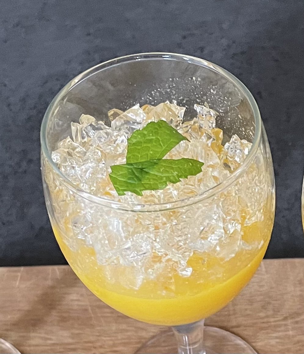 ums_mama's tweet photo. 毎日暑い日が続いて、朝ごはん作る気がしなくて、早朝から作ったオレンジゼリー🍊クリスタルゼリーも同時に作って粉々に砕き乗せたら清涼���アップ👍🏻
ただ、残念な事に、お庭のミントが大きくなりすぎて可愛い新芽が🌱なくて
ミントの葉を刻んで乗せたが…🙄やはりミントは小さな新芽が可愛い💕 https://t.co/J3WoEVk49Z