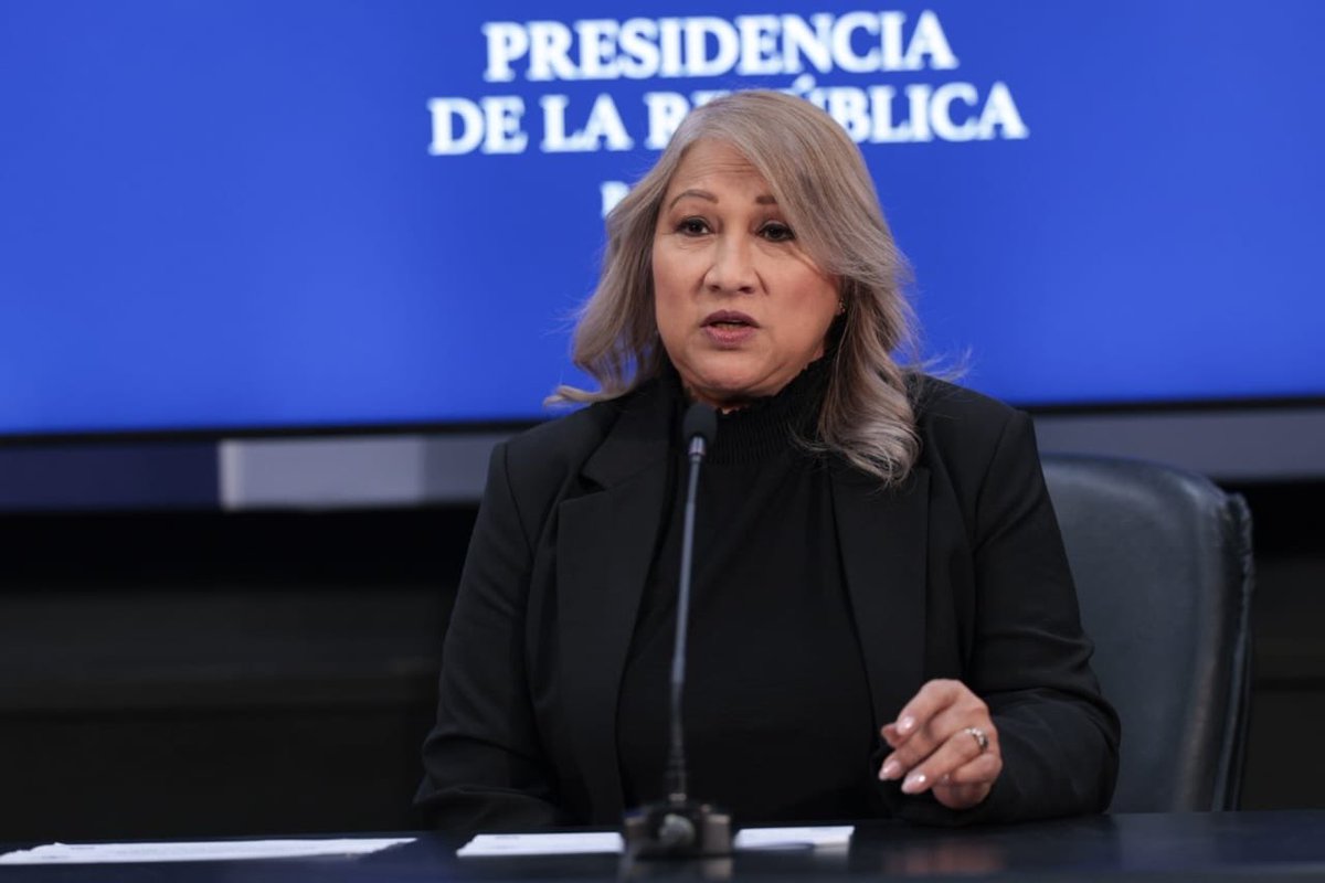 as_salazar's tweet photo. Aprueban contrato para maximizar la seguridad y continuidad operacional del pasaporte electrónico

A través de la Resolución de Gabinete N.46-26, se aprobó la contratación mediante procedimiento excepcional entre la Autoridad de Pasaportes de Panamá y la empresa Servicios IAFIS de Panamá, S.A. para el suministro de libretas de pasaporte electrónico, la actualización del módulo para chips de última generación y el servicio de soporte y mantenimiento evolutivo del Sistema de Emisión de Pasaportes.

El contrato, se sustenta en la necesidad de la institución de mantener pasaportes modernos, seguros y disponibles de forma permanente. La propuesta incluye la adquisición de un millón de libretas de pasaportes electrónicos.

Esta contratación se fundamenta en que, desde el año 2011, Panamá cuenta con un sistema de pasaportes fabricado por Idemia Identity & Security France SAS (actualmente In Smart Identity France) para la emisión de pasaportes electrónicos con página de datos en policarbonato y personalización mediante grabado láser. Servicios IAFIS de Panamá, S.A. forma parte del Grupo IAFIS, el cual es el distribuidor exclusivo y agente oficial de mantenimiento de In Smart Identity France, S.A.S. en América Latina.

El objetivo principal es maximizar la continuidad operacional de los servicios que se ofrecen a la población, por lo que el contrato tendrá una duración de cinco (5) años contados a partir de la orden de proceder.
@PasaportePma