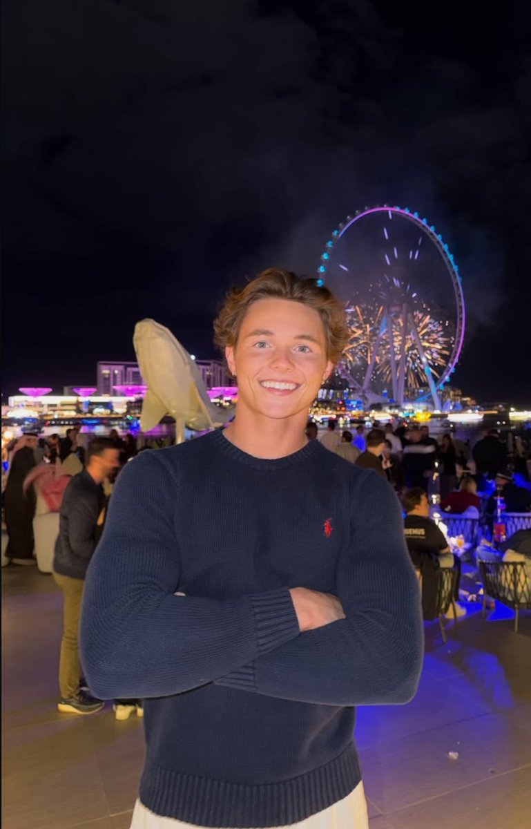 SHIRTLESS05's tweet photo. Hot guy spotted 🥵😩🚨 https://t.co/BYTpp2DoFg