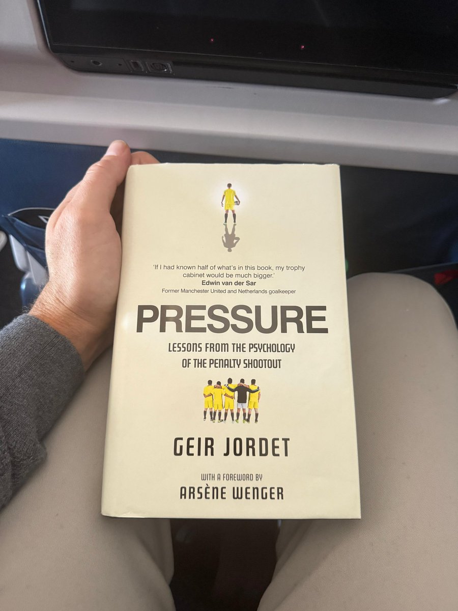 paugasol's tweet photo. #AlwaysReading 📚
#SiempreLeyendo 😉 https://t.co/GFODNFduRD
