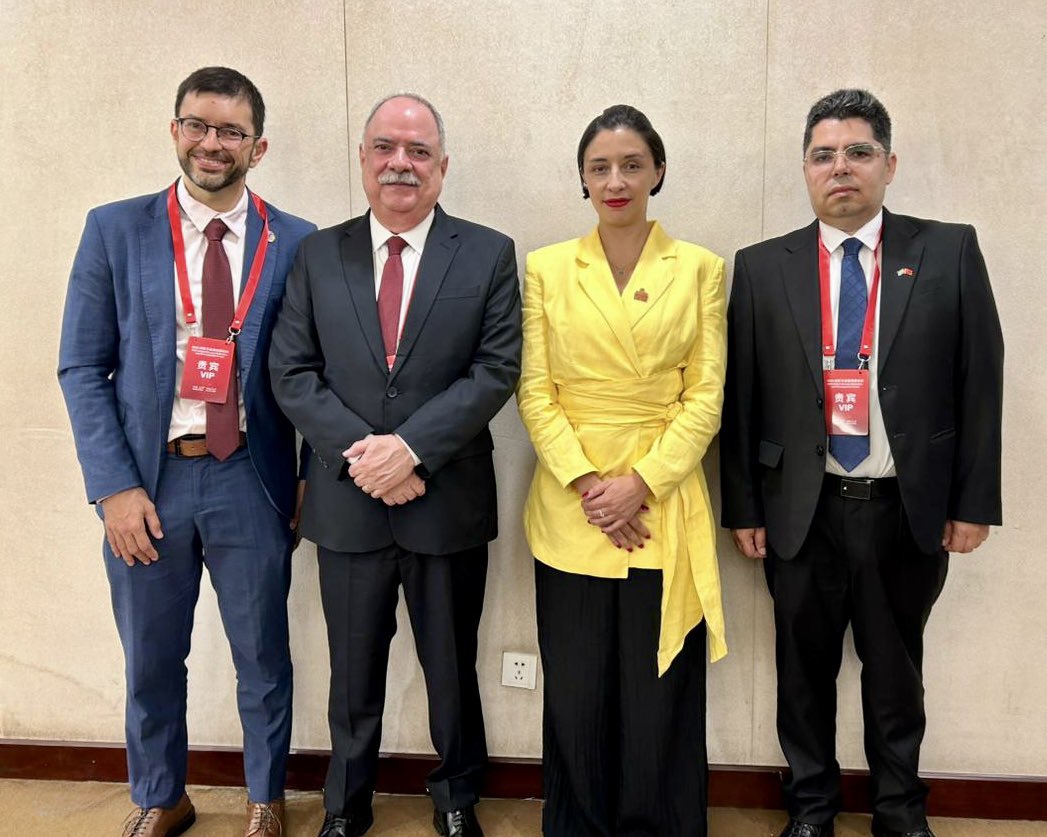 MinAgricultura's tweet photo. #MinAgriculturaEnChina 🇨🇳 | En el marco del Foro de Reducción de la Pobreza y Desarrollo en Beijing, la ministra @MCarvajalinoV y el embajador de Colombia ante China, Sergio Cabrera, participaron en una reunión de alto nivel en solidaridad con el pueblo cubano, 🇨🇺  dentro de la Alianza Global contra el Hambre y la Pobreza.

Allí, Colombia reafirmó su compromiso con los esfuerzos multilaterales y humanitarios para atender la seguridad alimentaria del pueblo cubano. 🤝🏼

La #RevoluciónPorLaVida está presente en los escenarios donde se construye un mundo más justo y sin hambre. 🌾✊🏽
