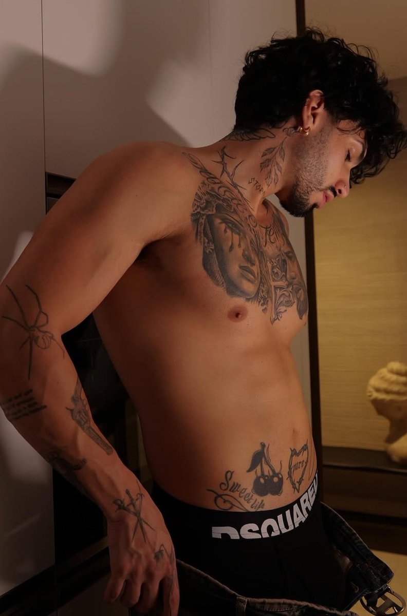 SHIRTLESS05's tweet photo. Hot guy spotted 😩🔥🥵🚨 https://t.co/6ypzZp6hBZ
