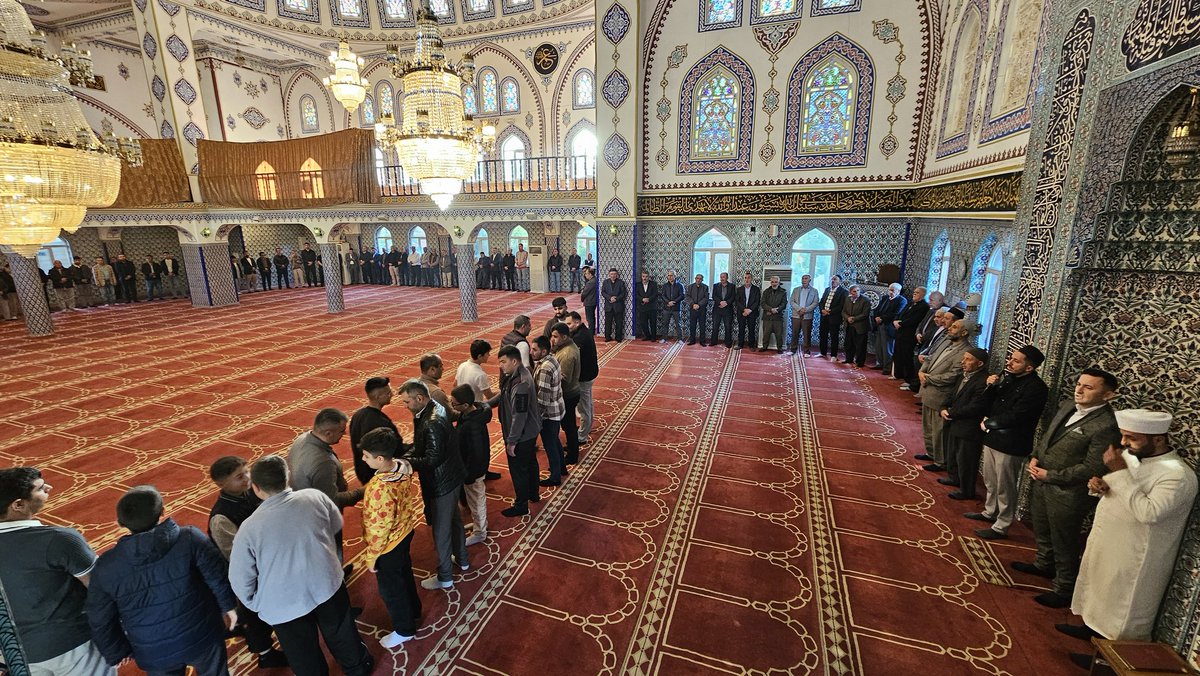 GPervari's tweet photo. 📌Kurban Bayramı dolayısıyla İlçe Kaymakamımız Sayın Ahmet Gülderen, bayram namazını Merkez Abdülkerim Sancak Camii’nde vatandaşlarımızla birlikte eda etti.

📌Bayram namazının ardından cami cemaatiyle bayramlaşan Sayın Kaymakamımız, vatandaşlarımızın Kurban Bayramı’nı tebrik ederek sağlık, huzur ve bereket temennilerinde bulundu.

📌Gerçekleştirilen bayramlaşma programı ve edilen dualarla birlikte Kurban Bayramı’nın birlik, beraberlik ve kardeşlik ruhu hep birlikte paylaşıldı.