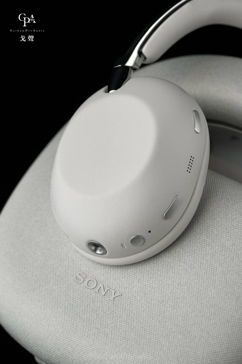GothamProAudio's tweet photo. 新製品速報 | ゴセン（GPA）推薦：ソニー SONY WH-1000XX ―― 頂点を極めたクラフトマンシップと新チップが織りなす静寂 🎧✨

ノイズキャンセリングヘッドホンの絶対王者、SONYの次世代モデル「WH-1000XX」が遂にベールを脱ぐ。音響構造の刷新に留まらず、極上の装着美学と最先端のデジタルテクノロジーを高次元で融合させた最高峰の逸品です。
• 【匠の技 · こだわりの素材選び】：細部に至るまでこだわり抜いた高級感のある素材を採用。ヘッドバンドとイヤーパッドには、肌触りの良い進化した軽量素材を贅沢に使用。可動部のヒンジは極めて緻密にチューニングされた上質なダンパー感を誇り、異音のないシルキーな滑らかさはソニーの妥協なきモノづくりを象徴しています。
• 【雲のような装着感 · ストレスフリー】：人間工学に基づき精密に最適化されたハウジング構造と、圧力を均等に分散する低反発イヤーパッドが、あらゆる輪郭に完璧にフィット。長時間の通勤や長距離フライトでも、まるで雲に包まれているかのような軽やかで快適な装着感をキープします。
• 【新開発プロセッサー · 静寂の先へ】：心臓部には、ソニーが新開発した超高演算ノイズキャンセリングプロセッサーを搭載。環境音の処理能力が飛躍的に向上し、業界最高峰のインテリジェントノイズキャンセリングをさらなる高みへと引き上げると同時に、どこまでも深く純粋な高解像度サウンドを届けます。
#ソニー #WH1000XX #SONY #ノイキャンヘッドホン #ワイヤレスヘッドホン #ポタオデ #新チップ #新製品 #ゴセン推薦 #オーディオファイル #ソニー最高峰