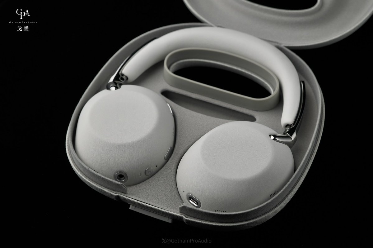 GothamProAudio's tweet photo. 新製品速報 | ゴセン（GPA）推薦：ソニー SONY WH-1000XX ―― 頂点を極めたクラフトマンシップと新チップが織りなす静寂 🎧✨

ノイズキャンセリングヘッドホンの絶対王者、SONYの次世代モデル「WH-1000XX」が遂にベールを脱ぐ。音響構造の刷新に留まらず、極上の装着美学と最先端のデジタルテクノロジーを高次元で融合させた最高峰の逸品です。
• 【匠の技 · こだわりの素材選び】：細部に至るまでこだわり抜いた高級感のある素材を採用。ヘッドバンドとイヤーパッドには、肌触りの良い進化した軽量素材を贅沢に使用。可動部のヒンジは極めて緻密にチューニングされた上質なダンパー感を誇り、異音のないシルキーな滑らかさはソニーの妥協なきモノづくりを象徴しています。
• 【雲のような装着感 · ストレスフリー】：人間工学に基づき精密に最適化されたハウジング構造と、圧力を均等に分散する低反発イヤーパッドが、あらゆる輪郭に完璧にフィット。長時間の通勤や長距離フライトでも、まるで雲に包まれているかのような軽やかで快適な装着感をキープします。
• 【新開発プロセッサー · 静寂の先へ】：心臓部には、ソニーが新開発した超高演算ノイズキャンセリングプロセッサーを搭載。環境音の処理能力が飛躍的に向上し、業界最高峰のインテリジェントノイズキャンセリングをさらなる高みへと引き上げると同時に、どこまでも深く純粋な高解像度サウンドを届けます。
#ソニー #WH1000XX #SONY #ノイキャンヘッドホン #ワイヤレスヘッドホン #ポタオデ #新チップ #新製品 #ゴセン推薦 #オーディオファイル #ソニー最高峰
