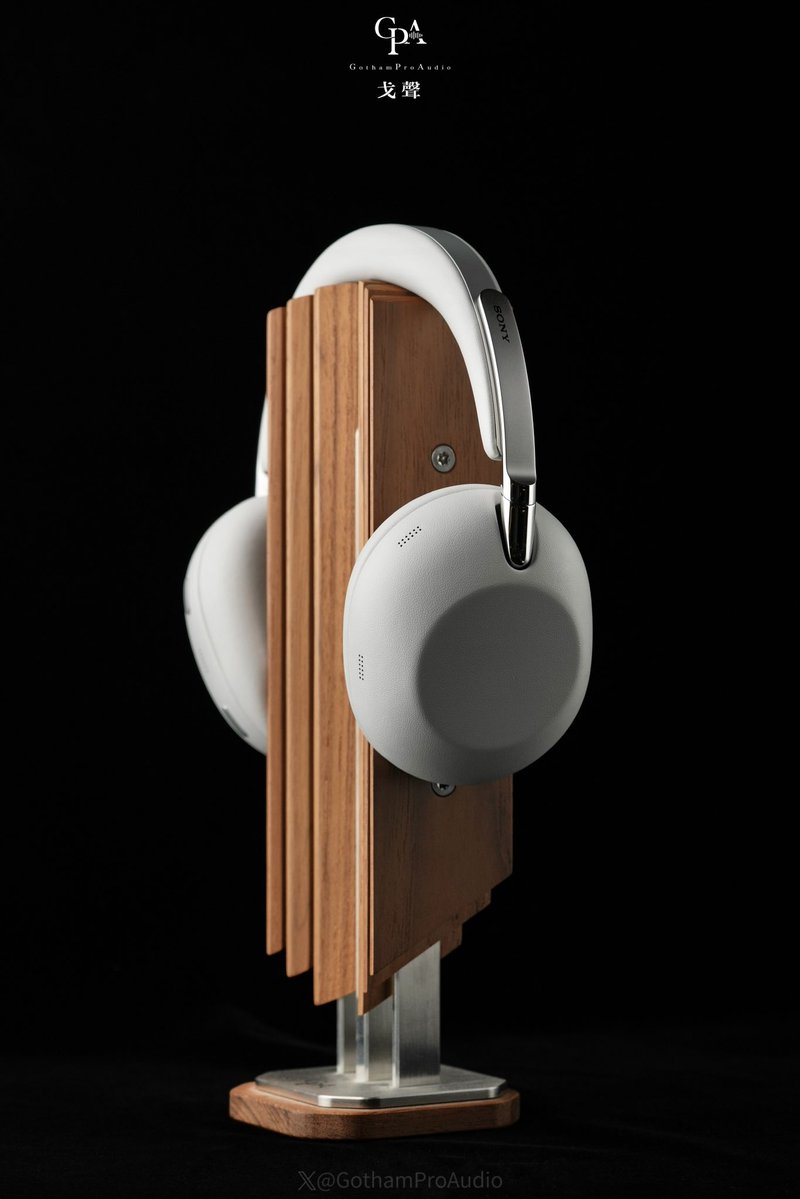 GothamProAudio's tweet photo. 新製品速報 | ゴセン（GPA）推薦：ソニー SONY WH-1000XX ―― 頂点を極めたクラフトマンシップと新チップが織りなす静寂 🎧✨

ノイズキャンセリングヘッドホンの絶対王者、SONYの次世代モデル「WH-1000XX」が遂にベールを脱ぐ。音響構造の刷新に留まらず、極上の装着美学と最先端のデジタルテクノロジーを高次元で融合させた最高峰の逸品です。
• 【匠の技 · こだわりの素材選び】：細部に至るまでこだわり抜いた高級感のある素材を採用。ヘッドバンドとイヤーパッドには、肌触りの良い進化した軽量素材を贅沢に使用。可動部のヒンジは極めて緻密にチューニングされた上質なダンパー感を誇り、異音のないシルキーな滑らかさはソニーの妥協なきモノづくりを象徴しています。
• 【雲のような装着感 · ストレスフリー】：人間工学に基づき精密に最適化されたハウジング構造と、圧力を均等に分散する低反発イヤーパッドが、あらゆる輪郭に完璧にフィット。長時間の通勤や長距離フライトでも、まるで雲に包まれているかのような軽やかで快適な装着感をキープします。
• 【新開発プロセッサー · 静寂の先へ】：心臓部には、ソニーが新開発した超高演算ノイズキャンセリングプロセッサーを搭載。環境音の処理能力が飛躍的に向上し、業界最高峰のインテリジェントノイズキャンセリングをさらなる高みへと引き上げると同時に、どこまでも深く純粋な高解像度サウンドを届けます。
#ソニー #WH1000XX #SONY #ノイキャンヘッドホン #ワイヤレスヘッドホン #ポタオデ #新チップ #新製品 #ゴセン推薦 #オーディオファイル #ソニー最高峰