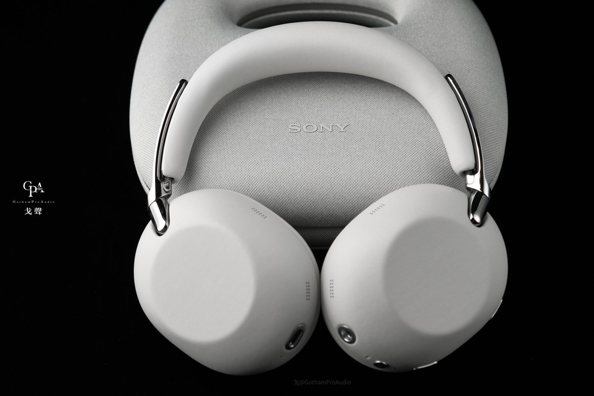 GothamProAudio's tweet photo. 新製品速報 | ゴセン（GPA）推薦：ソニー SONY WH-1000XX ―― 頂点を極めたクラフトマンシップと新チップが織りなす静寂 🎧✨

ノイズキャンセリングヘッドホンの絶対王者、SONYの次世代モデル「WH-1000XX」が遂にベールを脱ぐ。音響構造の刷新に留まらず、極上の装着美学と最先端のデジタルテクノロジーを高次元で融合させた最高峰の逸品です。
• 【匠の技 · こだわりの素材選び】：細部に至るまでこだわり抜いた高級感のある素材を採用。ヘッドバンドとイヤーパッドには、肌触りの良い進化した軽量素材を贅沢に使用。可動部のヒンジは極めて緻密にチューニングされた上質なダンパー感を誇り、異音のないシルキーな滑らかさはソニーの妥協なきモノづくりを象徴しています。
• 【雲のような装着感 · ストレスフリー】：人間工学に基づき精密に最適化されたハウジング構造と、圧力を均等に分散する低反発イヤーパッドが、あらゆる輪郭に完璧にフィット。長時間の通勤や長距離フライトでも、まるで雲に包まれているかのような軽やかで快適な装着感をキープします。
• 【新開発プロセッサー · 静寂の先へ】：心臓部には、ソニーが新開発した超高演算ノイズキャンセリングプロセッサーを搭載。環境音の処理能力が飛躍的に向上し、業界最高峰のインテリジェントノイズキャンセリングをさらなる高みへと引き上げると同時に、どこまでも深く純粋な高解像度サウンドを届けます。
#ソニー #WH1000XX #SONY #ノイキャンヘッドホン #ワイヤレスヘッドホン #ポタオデ #新チップ #新製品 #ゴセン推薦 #オーディオファイル #ソニー最高峰