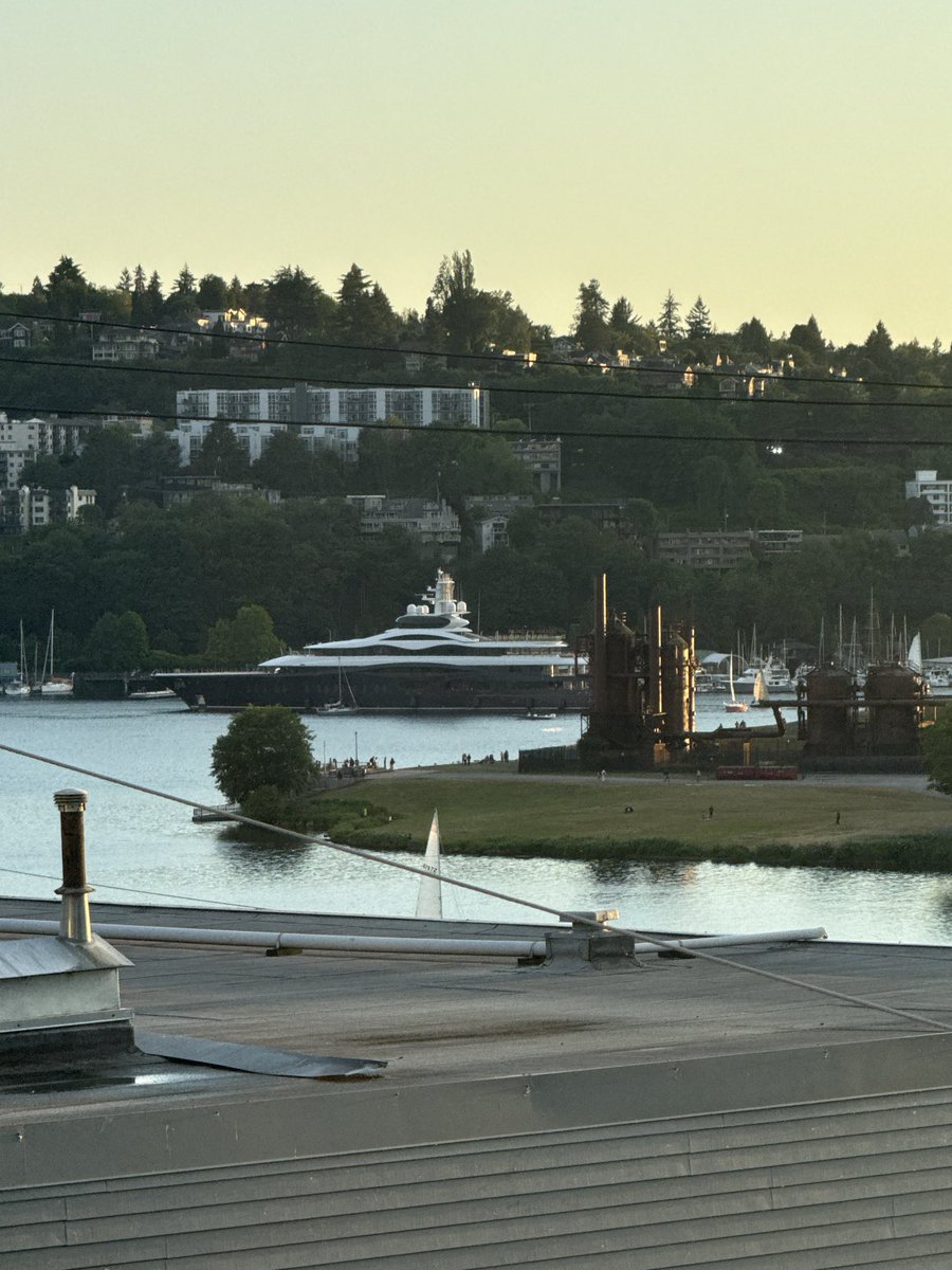 stwarren2's tweet photo. @MLFootball @Seahawks @vountee @captainseahawk @PolymarketSport @Polymarket Zuck on Lake Union?  Taken 5 mins ago https://t.co/Ve0vsvqORe