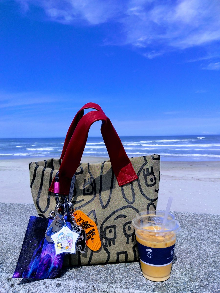 spnNcgUV8Ykagee's tweet photo. 昨日は免許の更新で海の近くで
講習でした
海が綺麗過ぎて暫し珈琲タイム
#FLAMYNGS さんの
#Overlap がピッタリの日でした
最近は #WHITEASH さんも
ヘビロテしてます🎵
(新曲も出るんですかね〜?)
どちらのバンドも頑張ってほしいです🌠
#洒落たセンス のバックを持ってLIVEに行きたい☺️ https://t.co/Qhn99gP8pN