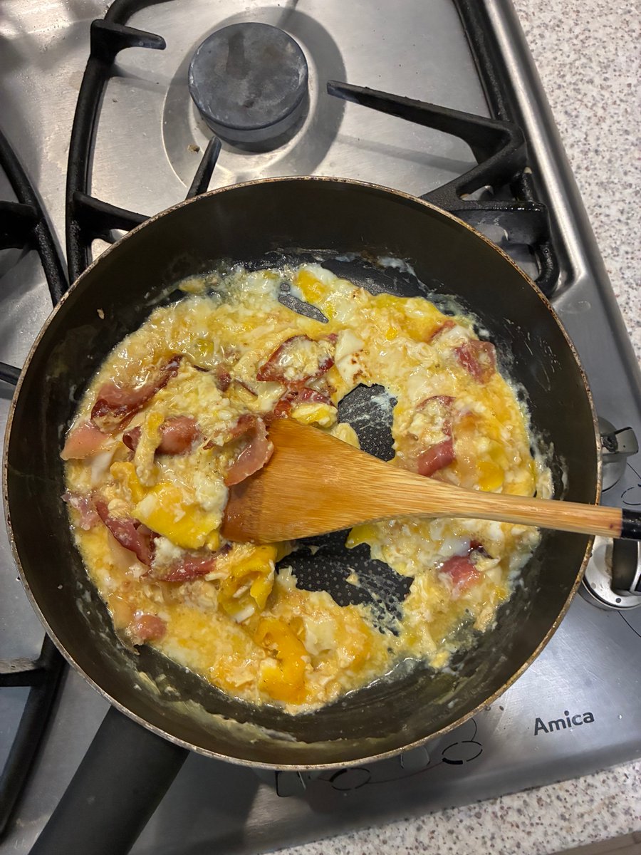 ProtasiewiczJ's tweet photo. Nawet podawana w najlepszych hotelach krakowskich jajecznica, nie ma podjazdu do domowej, na szwarcwaldzkiej. 😉
Smacznego i dobrego dnia Wam wszystkim! Hejterom - także. 🤷‍♂️😂 https://t.co/dfi0MZIn3L