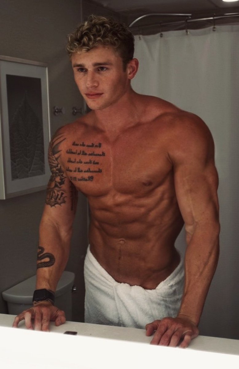 SHIRTLESS05's tweet photo. Hot guy spotted 🚨🚨🚨😩😩😩 https://t.co/UxhzerRDLR