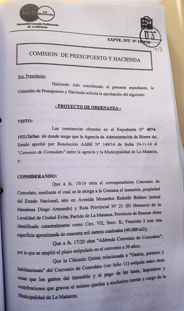 TraductorTeAma's tweet photo. 🧈🚨| OTRO ÉXITO DE SEBASTIÁN "MANOS DE MANTECA" PAREJA.

Los concejales de La Libertad Avanza en La Matanza le votaron a favor a Espinoza en una estafa contra el Estado Nacional.

En 2014, la Agencia de Administración de Bienes del Estado Nacional le otorgó a la Municipalidad de La Matanza la tenencia de un predio de 40.000m² bajo la modalidad de un comodato por 50 años con la condición de que La Matanza pague todos los servicios.

La Matanza no pagó ni una sola vez durante 12 años y ahora Espinoza y sus concejales a través de la Comisión de Presupuesto y Hacienda impulsó una ordenanza en la que se perdona el 100% de la dueda.

En vez de eso, deberían retirarle el comodato por incumplimiento del contrato y recuperar el predio del Estado Nacional; pero los concejales de Sebastián Mantequilla Pareja al parecer prefieren bajarse el calzón ante los kukas.