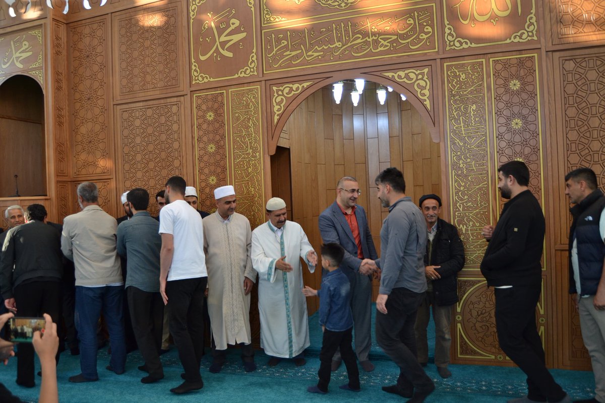 bismilkaymakam's tweet photo. Kaymakamımız Sayın Recep HASAR, bayram namazının ardından Kurtuluş Camii'nde hemşerilerimizle bir araya gelerek bayramlaştı.

@RecepHasar44 https://t.co/IU8DItcLnh