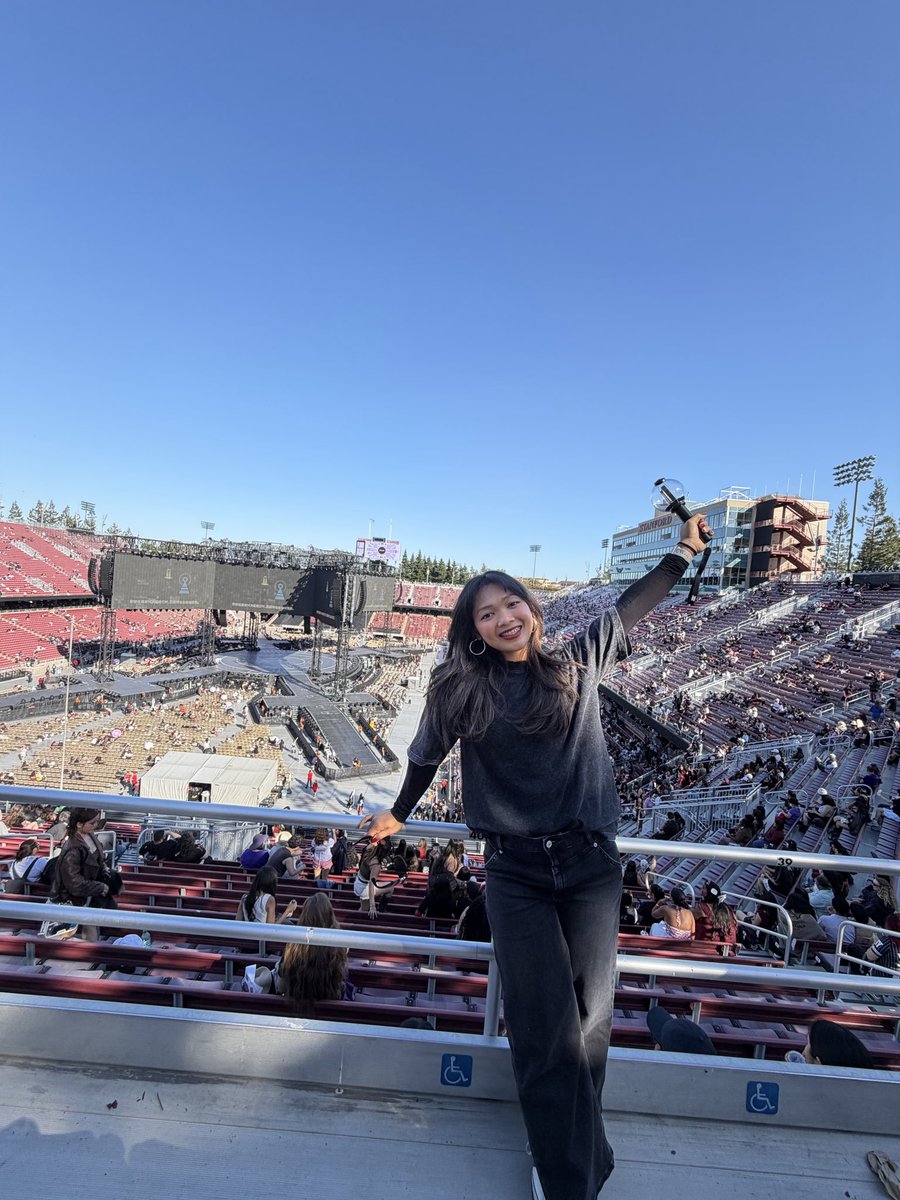 _genevs's tweet photo. BTS ARIRANG CONCERT 💜💜💜

5.19.2026 Stanford Stadium

FOREVER GRATEFUL I GOT TO EXPERIENCE BTS LIVE🥺😭

#btsarirang ily https://t.co/3geg8qGpP9