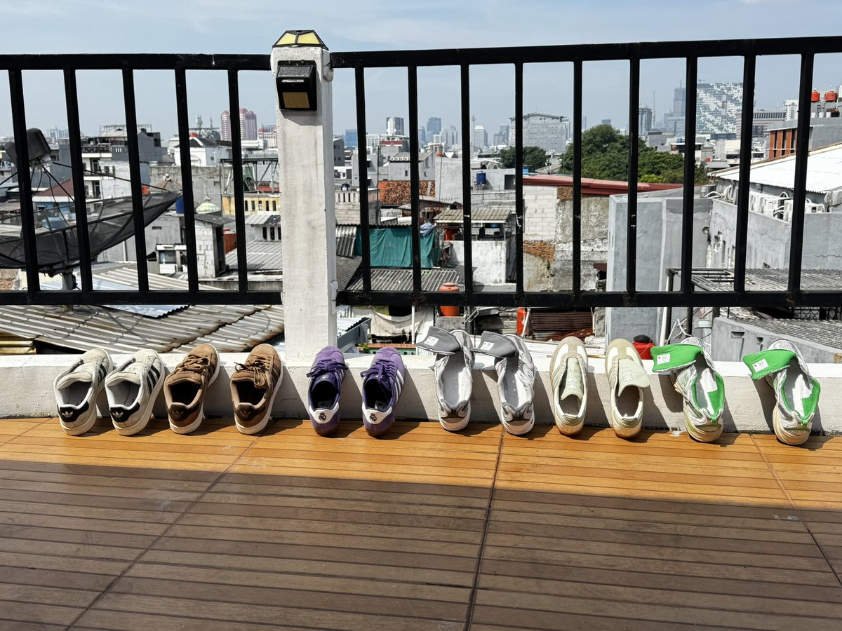 gradeaa_'s tweet photo. hari ini lagi mood nyuci sepatu, jemur sejenak dulu biar nggak jamuran https://t.co/N609Dr3RrQ