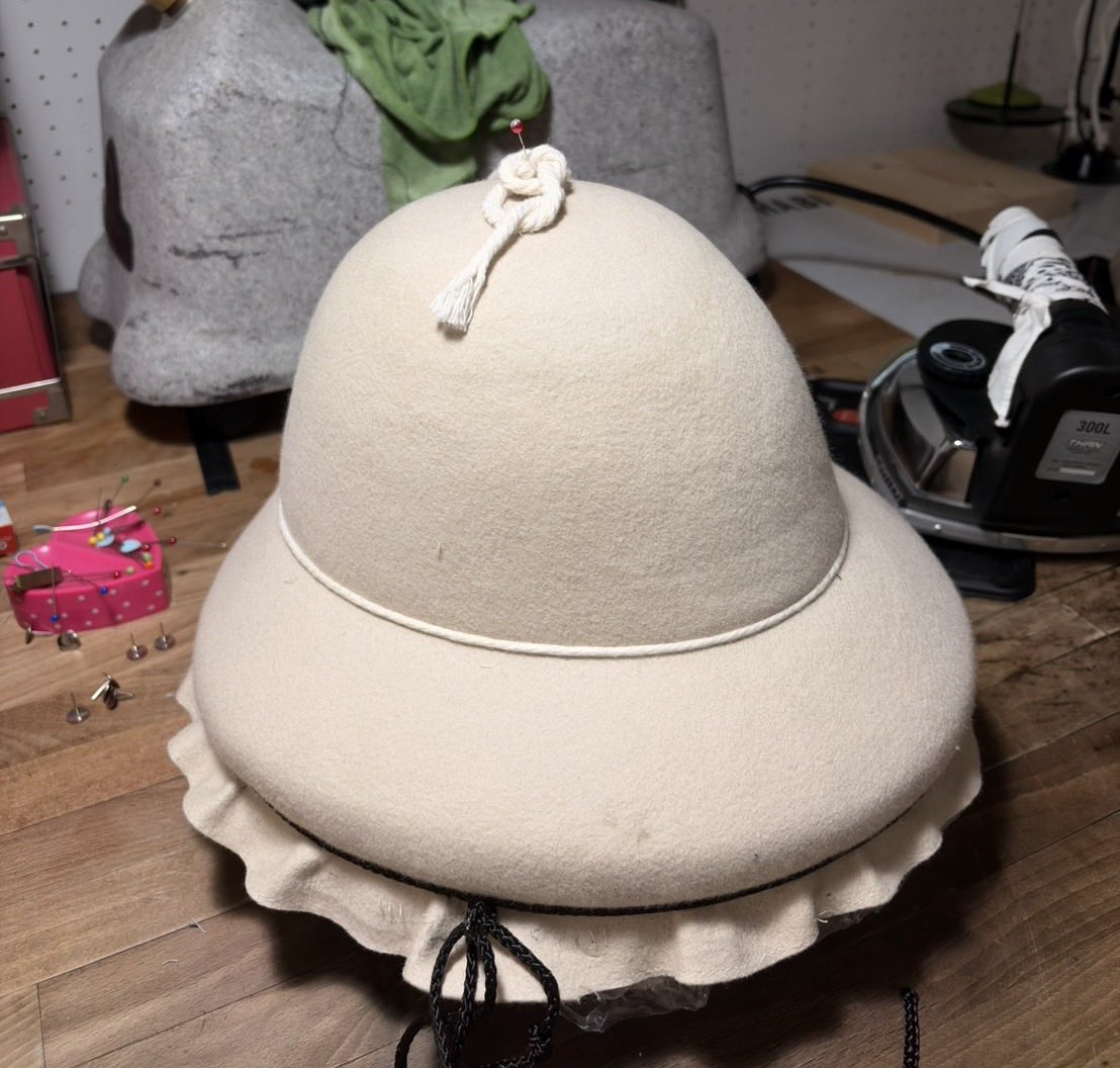 matterepro's tweet photo. 昭五式サンヘルメット、製作進行中です！

これまでに当店の昭五式編上靴をご注文いただいたお客様には、このサンヘルメットをご購入の際に特別割引をご用意しております。

夢を形にしましょう！ https://t.co/yelWcKTqAk