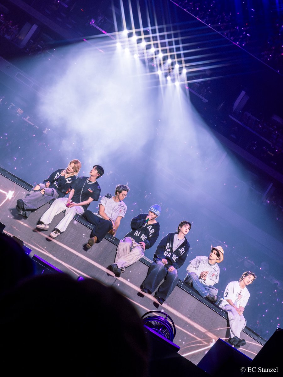 imjustec's tweet photo. 💜 @bts_bighit https://t.co/kLzLQW0X8A