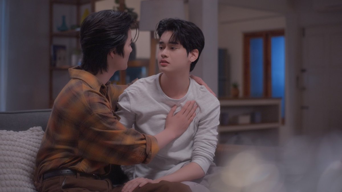 startalkent's tweet photo. เรื่องย่อ ตอนที่ 6 “Magic Move ทำนายทายรัก”            

ออกอากาศวันอังคารที่ 26 พฤษภาคม เวลา 22.30 น. ทางช่องone31 ดูออนไลน์ทางแอป oneD

และดูออนไลน์เวอร์ชัน UNCUT เวลา 23.30 น. บนแอป iQIYI และเว็บไซต์ https://t.co/uvLeHerqn1 ที่เดียวเท่านั้น

 #MagicMoveEP6 #MagicMove #BallDeam #บอลดีม #BallNapatsak #DeamWuttipat

#TanPrite #แทนไปร์ท #TanPitchawat #PritePatpong #FocusYanin #โฟกัสญาณิน #ช่องวัน31 #iQIYI

แทน - ไปร์ท เลิฟซีนเดือดกลางห้องรับแขก!

ลุ้นปมชีวิตสุดเข้มข้นใน “Magic Move ทำนายทายรัก” EP.6

1. Magic Move ทำนายทายรัก EP.6.jpg
ยิ่งดูยิ่งฟิน สำหรับซีรีส์วายแนวโรแมนติกคอมเมดี้ “Magic Move ทำนายทายรัก” จากค่าย Moonlight Glow ที่เดินทางมาถึง EP.6 ดีกรีความฮอตพุ่งทะยานพร้อมเสิร์ฟโมเมนต์หัวใจเต้นแรง เมื่อถึงเวลาที่ “เพียว” (รับบทโดย แทน พิชวัชร์) และ “พิชชา” (รับบทโดย ไปร์ท พัฒน์พงษ์) จะเปิดอกสารภาพความรู้สึกที่มีต่อกัน งานนี้เตรียมจิกหมอนขาดกับฉากเลิฟซีนสุดเดือดกลางห้องรับแขกที่บอกเลยว่าห้ามพลาด!

EP.6 จะพาแฟน ๆ ไปเปิดปมในใจของ “พิชชา” กับความฝันในการเป็นศิลปิน เพื่อทำให้คุณแม่ (รับบทโดย เปิ้ล ภารดี) ที่เลี้ยงดูเขามาเพียงลำพังได้ภูมิใจ แต่เพราะอุบัติเหตุจากการฝึกซ้อม จนร่างกายไม่สมบูรณ์ ทำให้พิชชายังไม่กล้ากลับไปสานฝันที่ประเทศเกาหลีใต้ ส่งผลให้ความเครียดสะสม กระทบถึงอาการป่วยของคุณแม่ที่ทรุดหนักจนต้องเข้าโรงพยาบาล ขณะที่ “เพียว” อาสาเข้ามาดูแลอย่างใกล้ชิด จากความไม่ถูกชะตาในวันแรก ค่อย ๆ กลายเป็นความห่วงใย และเปิดโอกาสให้ทั้งคู่ได้ใกล้ชิดกันมากขึ้นเรื่อย ๆ

ด้านความสัมพันธ์ของ “อิทธิ” (รับบทโดย บอล ณพัฒน์ศักย์) และ “ฤทธิ์” (รับบทโดย ดีม วุฒิภัทร) แม้ภายนอกจะดูหวานชื่น แต่กลับมี “ความลับ” บางอย่างซ่อนอยู่ในใจของฤทธิ์ ที่กลัวว่าวันหนึ่งความจริงจะถูกเปิดเผย และทำให้ทุกอย่างเปลี่ยนไป แม้อีกด้าน ทั้งคู่จะพยายามเดินทางไปแก้เคล็ดเสริมดวงชะตาตามคำทำนายของหมอดูประจำตระกูลก็ตาม

ขณะที่ร้าน Magic Move ก็กำลังกลายเป็นพื้นที่แห่งความฝันของคนที่อยากเป็นไอดอล เมื่อ “พลอยเพลิน”  (รับบทโดย โฟกัส ญาณิน) ชวนเพื่อน ๆ มาซ้อมเต้นเพื่อเตรียมจัดคอนเสิร์ตเรียกยอดลูกค้าเข้าร้าน แต่เบื้องลึกแล้ว พลอยเพลินเองก็มีความฝันและอยากจะเป็นศิลปินฝึกหัด (เทรนนี) ที่เกาหลีเหมือนกับพิชชาเช่นกัน

เมื่อทุกความสัมพันธ์กำลังเดินมาถึงจุดเปลี่ยนสำคัญ และทุกตัวละครต้องพิสูจน์ตัวเองท่ามกลางบททดสอบ ที่โชคชะตากำหนด เรื่องราวจะเป็นอย่างไร ติดตามได้ใน “Magic Move ทำนายทายรัก” ออกอากาศทุกวันอังคาร  เวลา 22.30 น. ทางช่องone31 ดูออนไลน์ทางแอป oneD และดูออนไลน์เวอร์ชัน UNCUT เวลา 23.30 น. บนแอป iQIYI และเว็บไซต์ https://t.co/uvLeHerqn1 ที่เดียวเท่านั้น

[ตัวอย่าง] Magic Move ทำนาย ทายรัก | EP.6 | 26 พ.ค.69 one31

https://t.co/2Db7wabd2e

อัปเดตความเคลื่อนไหวค่าย MOONLIGHT GLOW CO., LTD. ทุกแพลตฟอร์ม ได้ทาง ...               

Website | YouTube | Facebook | Instagram | TikTok | X