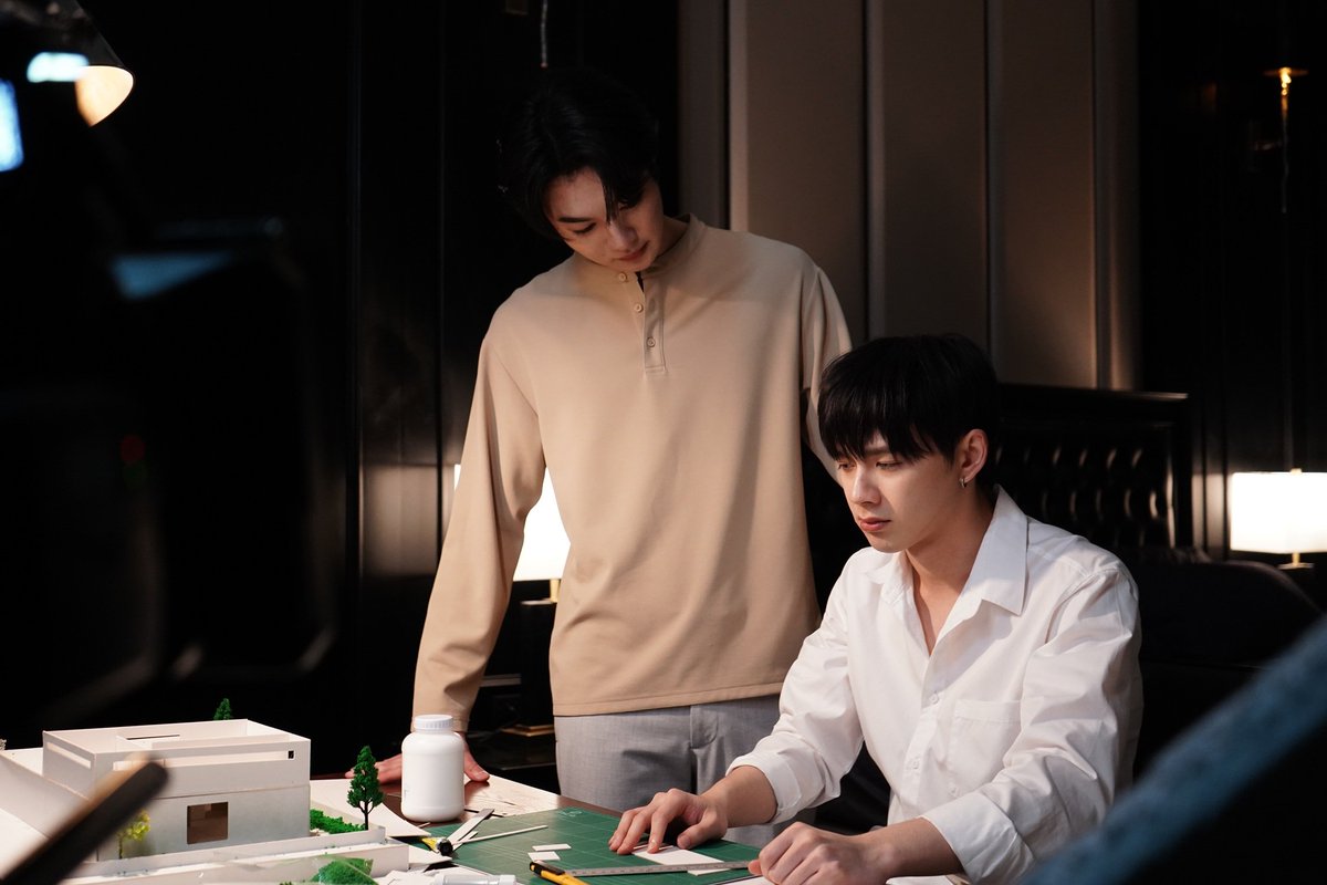 startalkent's tweet photo. เรื่องย่อ ตอนที่ 6 “Magic Move ทำนายทายรัก”            

ออกอากาศวันอังคารที่ 26 พฤษภาคม เวลา 22.30 น. ทางช่องone31 ดูออนไลน์ทางแอป oneD

และดูออนไลน์เวอร์ชัน UNCUT เวลา 23.30 น. บนแอป iQIYI และเว็บไซต์ https://t.co/uvLeHerqn1 ที่เดียวเท่านั้น

 #MagicMoveEP6 #MagicMove #BallDeam #บอลดีม #BallNapatsak #DeamWuttipat

#TanPrite #แทนไปร์ท #TanPitchawat #PritePatpong #FocusYanin #โฟกัสญาณิน #ช่องวัน31 #iQIYI

แทน - ไปร์ท เลิฟซีนเดือดกลางห้องรับแขก!

ลุ้นปมชีวิตสุดเข้มข้นใน “Magic Move ทำนายทายรัก” EP.6

1. Magic Move ทำนายทายรัก EP.6.jpg
ยิ่งดูยิ่งฟิน สำหรับซีรีส์วายแนวโรแมนติกคอมเมดี้ “Magic Move ทำนายทายรัก” จากค่าย Moonlight Glow ที่เดินทางมาถึง EP.6 ดีกรีความฮอตพุ่งทะยานพร้อมเสิร์ฟโมเมนต์หัวใจเต้นแรง เมื่อถึงเวลาที่ “เพียว” (รับบทโดย แทน พิชวัชร์) และ “พิชชา” (รับบทโดย ไปร์ท พัฒน์พงษ์) จะเปิดอกสารภาพความรู้สึกที่มีต่อกัน งานนี้เตรียมจิกหมอนขาดกับฉากเลิฟซีนสุดเดือดกลางห้องรับแขกที่บอกเลยว่าห้ามพลาด!

EP.6 จะพาแฟน ๆ ไปเปิดปมในใจของ “พิชชา” กับความฝันในการเป็นศิลปิน เพื่อทำให้คุณแม่ (รับบทโดย เปิ้ล ภารดี) ที่เลี้ยงดูเขามาเพียงลำพังได้ภูมิใจ แต่เพราะอุบัติเหตุจากการฝึกซ้อม จนร่างกายไม่สมบูรณ์ ทำให้พิชชายังไม่กล้ากลับไปสานฝันที่ประเทศเกาหลีใต้ ส่งผลให้ความเครียดสะสม กระทบถึงอาการป่วยของคุณแม่ที่ทรุดหนักจนต้องเข้าโรงพยาบาล ขณะที่ “เพียว” อาสาเข้ามาดูแลอย่างใกล้ชิด จากความไม่ถูกชะตาในวันแรก ค่อย ๆ กลายเป็นความห่วงใย และเปิดโอกาสให้ทั้งคู่ได้ใกล้ชิดกันมากขึ้นเรื่อย ๆ

ด้านความสัมพันธ์ของ “อิทธิ” (รับบทโดย บอล ณพัฒน์ศักย์) และ “ฤทธิ์” (รับบทโดย ดีม วุฒิภัทร) แม้ภายนอกจะดูหวานชื่น แต่กลับมี “ความลับ” บางอย่างซ่อนอยู่ในใจของฤทธิ์ ที่กลัวว่าวันหนึ่งความจริงจะถูกเปิดเผย และทำให้ทุกอย่างเปลี่ยนไป แม้อีกด้าน ทั้งคู่จะพยายามเดินทางไปแก้เคล็ดเสริมดวงชะตาตามคำทำนายของหมอดูประจำตระกูลก็ตาม

ขณะที่ร้าน Magic Move ก็กำลังกลายเป็นพื้นที่แห่งความฝันของคนที่อยากเป็นไอดอล เมื่อ “พลอยเพลิน”  (รับบทโดย โฟกัส ญาณิน) ชวนเพื่อน ๆ มาซ้อมเต้นเพื่อเตรียมจัดคอนเสิร์ตเรียกยอดลูกค้าเข้าร้าน แต่เบื้องลึกแล้ว พลอยเพลินเองก็มีความฝันและอยากจะเป็นศิลปินฝึกหัด (เทรนนี) ที่เกาหลีเหมือนกับพิชชาเช่นกัน

เมื่อทุกความสัมพันธ์กำลังเดินมาถึงจุดเปลี่ยนสำคัญ และทุกตัวละครต้องพิสูจน์ตัวเองท่ามกลางบททดสอบ ที่โชคชะตากำหนด เรื่องราวจะเป็นอย่างไร ติดตามได้ใน “Magic Move ทำนายทายรัก” ออกอากาศทุกวันอังคาร  เวลา 22.30 น. ทางช่องone31 ดูออนไลน์ทางแอป oneD และดูออนไลน์เวอร์ชัน UNCUT เวลา 23.30 น. บนแอป iQIYI และเว็บไซต์ https://t.co/uvLeHerqn1 ที่เดียวเท่านั้น

[ตัวอย่าง] Magic Move ทำนาย ทายรัก | EP.6 | 26 พ.ค.69 one31

https://t.co/2Db7wabd2e

อัปเดตความเคลื่อนไหวค่าย MOONLIGHT GLOW CO., LTD. ทุกแพลตฟอร์ม ได้ทาง ...               

Website | YouTube | Facebook | Instagram | TikTok | X