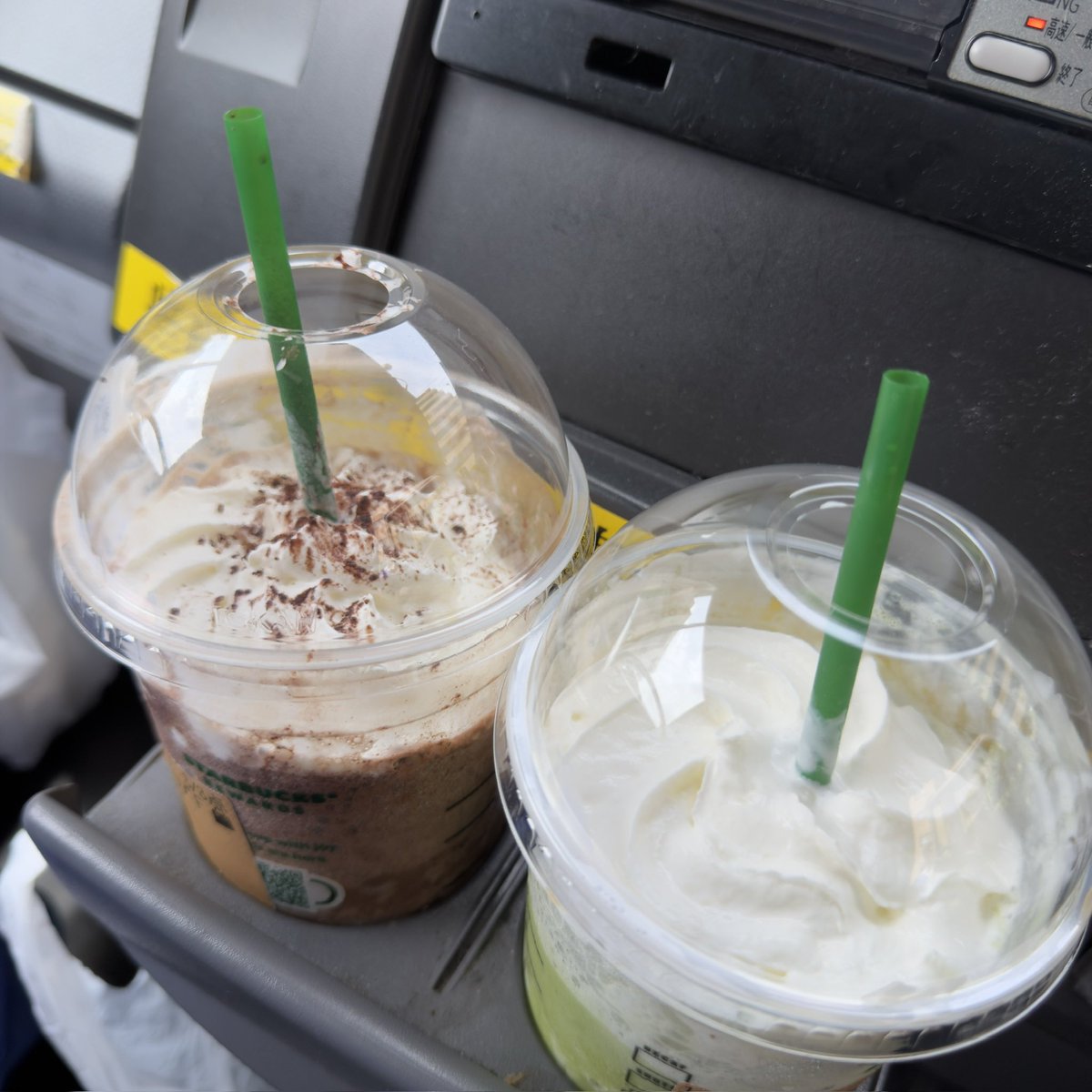 Zy1_bad_cry's tweet photo. スタバでパッとひと休み☕️ https://t.co/HBAIvbhHbo
