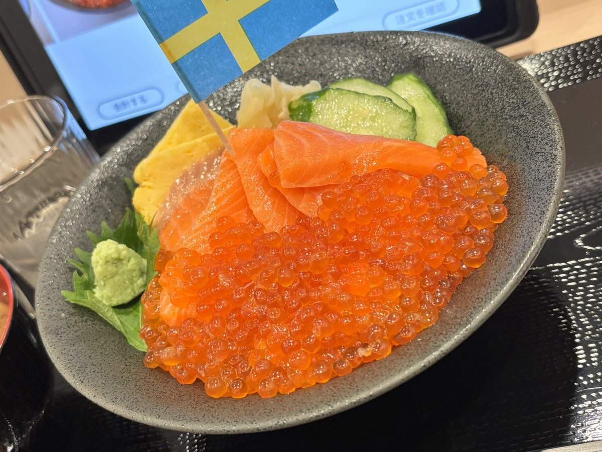 Tobest337's tweet photo. こんにちは🌞道の駅とうべつです🇸🇪

今日はとうべつ海鮮伊達まるさんにお邪魔して、サーモンいくら丼を注文してみまし🐟
きてみてビックリ！溢れそうないくらの量！

ぜひ当別に遊びにきた時は立ち寄ってくださいね☺️ https://t.co/sKGTdAQMI6