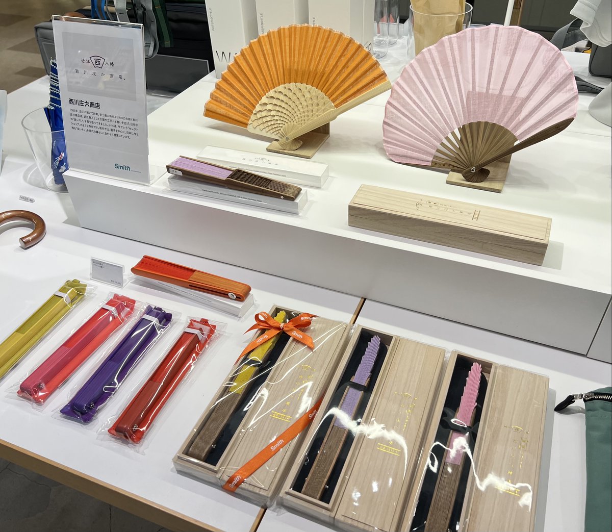 smith_sendai's tweet photo. 今年も「西川庄六商店」の扇子が入荷いたしました！
持ち運びに便利なカラビナ付きやミニサイズのもの等、
カラーバリエーションも豊富にご用意しております。
アウトドアや父の日の贈り物にもピッタリの商品です◎
ぜひ店頭でお手に取ってご覧ください。
#扇子 #西川庄六商店 https://t.co/4uuwYMIeDS
