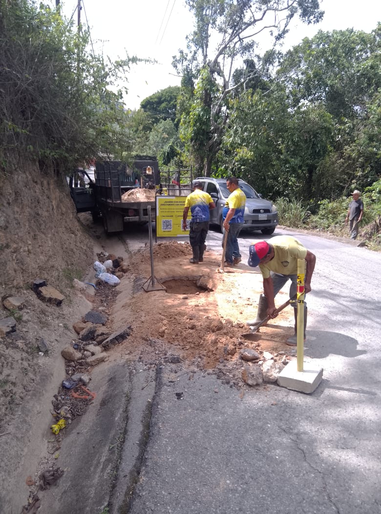 ServiciosEH's tweet photo. 📢 #ServiciosEHInforma 💦🛠️🚧 | #Hidrohueco

Saludos, vecinos

Informamos que tras finalizar las labores, la vía ha sido debidamente compactada. Les informamos que ya quedan pendientes los trabajos de asfaltado, https://t.co/t7QoRw7gyW