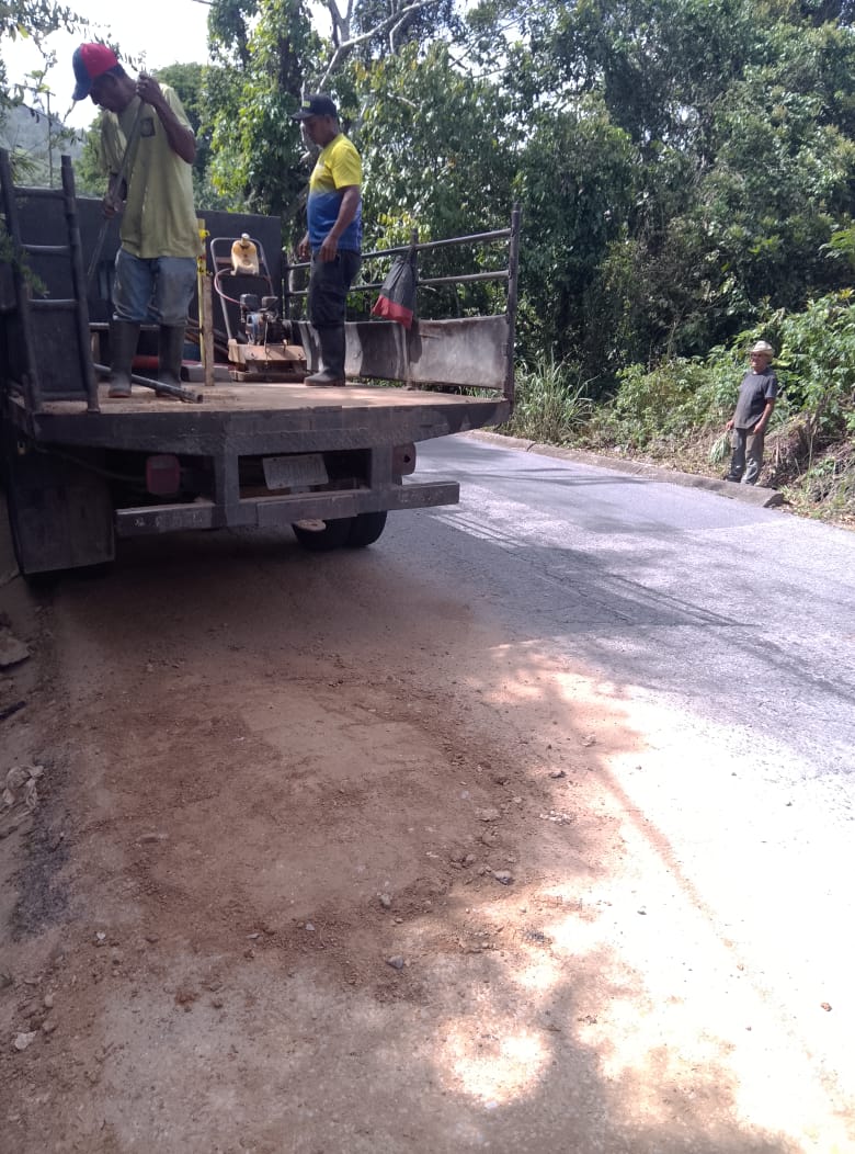 ServiciosEH's tweet photo. 📢 #ServiciosEHInforma 💦🛠️🚧 | #Hidrohueco

Saludos, vecinos

Informamos que tras finalizar las labores, la vía ha sido debidamente compactada. Les informamos que ya quedan pendientes los trabajos de asfaltado, https://t.co/t7QoRw7gyW