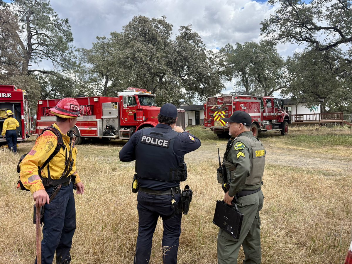 CALFIRENEU's tweet photo. 4:07 PM Update of the Superior Fire: Fire is 45 percent contained at 6 acres

CAL FIRE/Placer County Fire Department firefighters are on scene of a vegetation fire near Superior Town Road and Big Hill Road. https://t.co/whlJHz8iFI