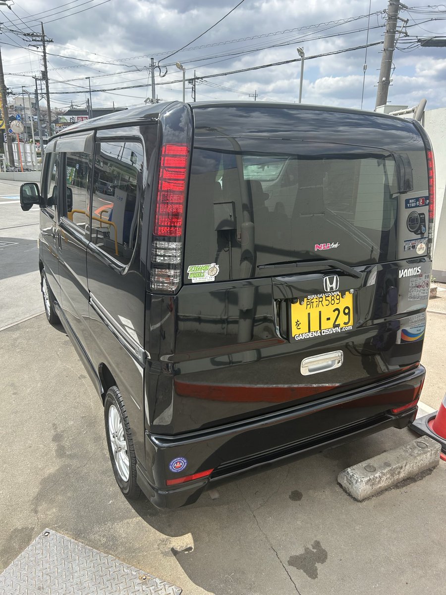 power106deka's tweet photo. おはようございます😃天気予報大きく外れてめっちゃ晴れました😅昨日2号車バモスでドア開けて一服🚬してたらツガイのスズメが侵入して散々暴れまわり交換したばかりのフロントガラスに傷を付けて飛び去って行きました😭本日もご安全に🫡

#ツガイ
#番 
#日本スズメ https://t.co/zIIW11pyuA