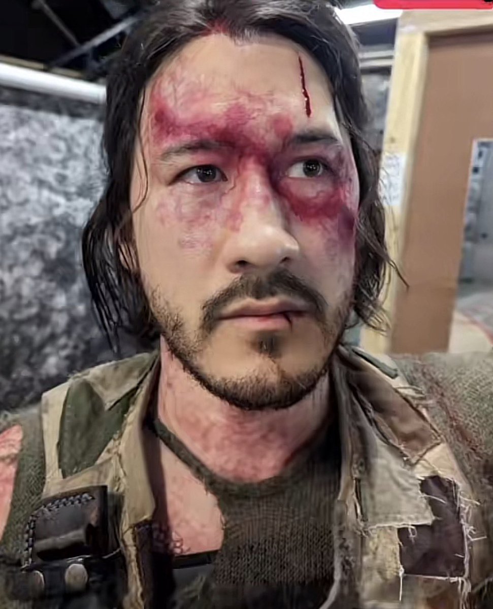 leesinspace's tweet photo. still insanely cool to me how Simon’s mutation started spreading just from getting blood near his eyes (+ his arms) https://t.co/93BmpmC2sJ