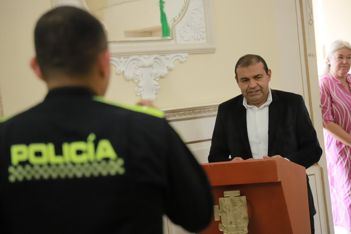GobCauca's tweet photo. El Gobernador (e), Franky Almario, impuso la condecoración exaltando el compromiso y respaldo recibido por parte del oficial por un Cauca seguro, extensivo a todo el cuerpo de policiales que acompañan la agenda gubernamental especialmente en los territorios.

#LaFuerzaDelPueblo https://t.co/RPGLax1Tab