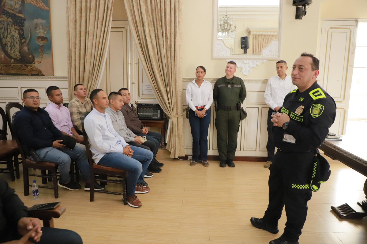 GobCauca's tweet photo. El Gobernador (e), Franky Almario, impuso la condecoración exaltando el compromiso y respaldo recibido por parte del oficial por un Cauca seguro, extensivo a todo el cuerpo de policiales que acompañan la agenda gubernamental especialmente en los territorios.

#LaFuerzaDelPueblo https://t.co/RPGLax1Tab