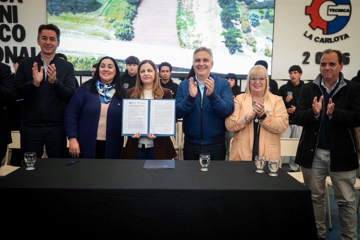 MartinLlaryora's tweet photo. UPC: LA CARLOTA TENDRÁ SU PROPIA SEDE UNIVERSITARIA

¡Seguimos llevando la educación universitaria a cada rincón de #Córdoba!

Vamos a construir una sede anexa de la @upc_cordoba en la ciudad de #LaCarlota, en el departamento #JuárezCelman, para ampliar las oportunidades de formación y desarrollo en una región estratégica para el crecimiento productivo de nuestra provincia.

En un contexto nacional donde la educación universitaria atraviesa dificultades y desfinanciamiento, en Córdoba decidimos dar un paso más: federalizar el acceso a la educación superior y generar más oportunidades para que nuestros jóvenes puedan estudiar cerca de sus hogares, sin tener que migrar a los grandes centros urbanos.

Creemos profundamente que la educación es el motor más importante del desarrollo y del progreso social. Y este avance es posible gracias al trabajo conjunto entre la comunidad educativa, el municipio y los referentes locales que dejaron de lado las diferencias para pensar en el futuro de las próximas generaciones.

Además, frente a la falta de inversión nacional en tecnología educativa, Córdoba continúa realizando una inversión histórica para fortalecer el aprendizaje en nuestras escuelas. En La Carlota, cinco instituciones educativas recibieron más de 100 computadoras a través del programa #TecnoPresente, destinadas a equipar laboratorios y mejorar las herramientas de enseñanza.

#HacerParaCrecer