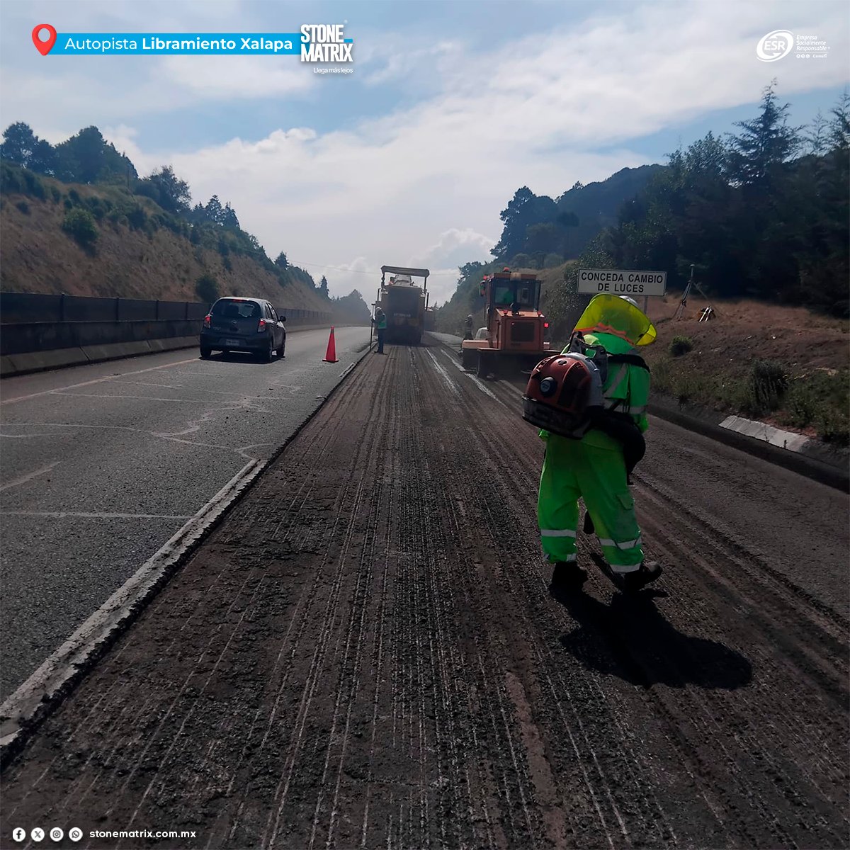 StoneMatrixMx's tweet photo. 🚧✨ Seguimos avanzando para brindarte caminos más seguros y eficientes.👷🚜
En la Autopista Libramiento Xalapa trabajamos en labores de mantenimiento y rehabilitación para mejorar tu experiencia de viaje. 🛣️👷‍♂️
#StoneMatrix #LlegaMasLejos #sumandokilometros #MejorasViales https://t.co/VY6IU3kdiT