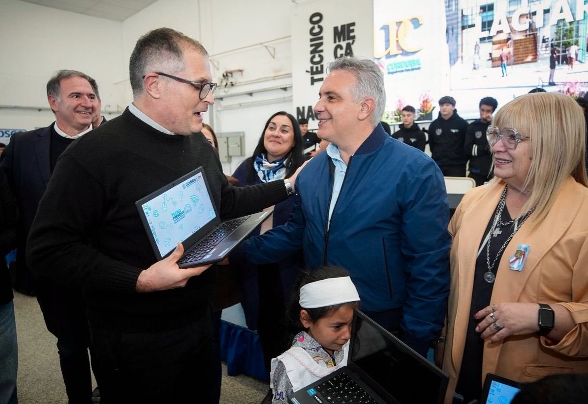 MartinLlaryora's tweet photo. No podemos permitir que ninguna generación quede rezagada por falta de acceso a la tecnología y al conocimiento. Por eso, aun en un contexto complejo, seguimos sosteniendo e incrementando la inversión en educación.

Vamos a continuar llevando más educación, más tecnología y más oportunidades a cada rincón de nuestra provincia, garantizando que cada vez más cordobeses puedan acceder a estudios universitarios públicos y de calidad.

#HacerParaCrecer