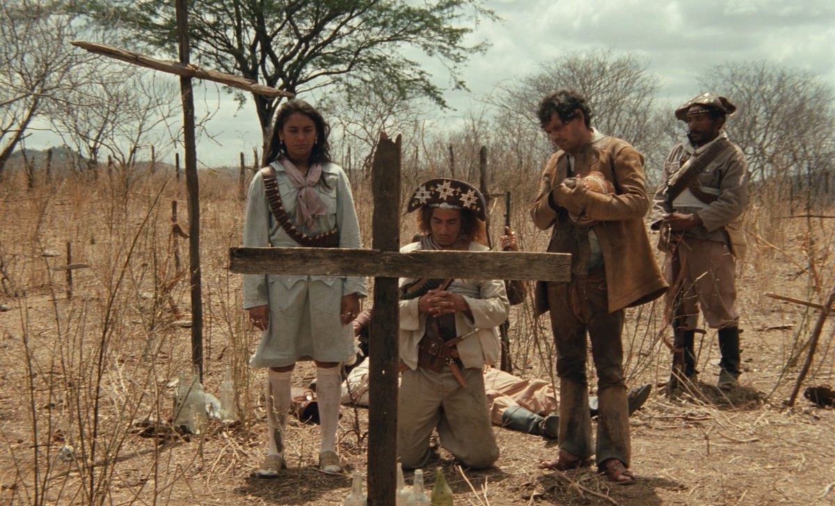 screenscaps's tweet photo. 10. 🎬 Corisco & Dadá (1996) dir. Rosemberg Cariry.

Na trama, o cangaceiro Corisco (Chico Díaz), apelidado de Diabo Loiro, rapta a jovem Dadá (Dira Paes) aos 12 anos, obrigando-a a enfrentar a brutal rotina do cangaço. O longa-metragem consolidou-se como um dos marcos fundamentais da Retomada do Cinema Brasileiro.

🔗: https://t.co/P1unpN7NPw